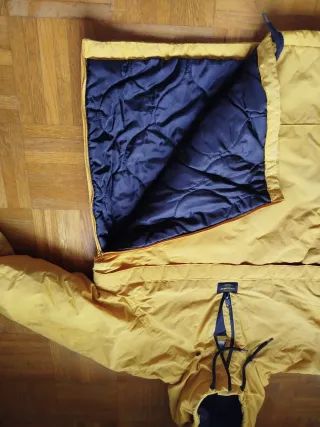 Chaqueta canguro Pull&Bear amarilla y negra