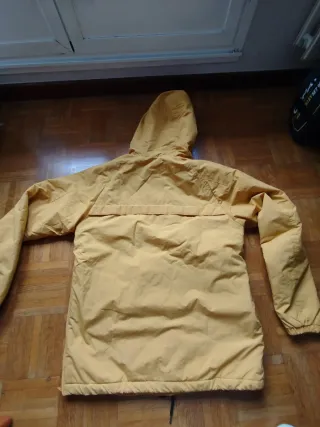 Chaqueta canguro Pull&Bear amarilla y negra