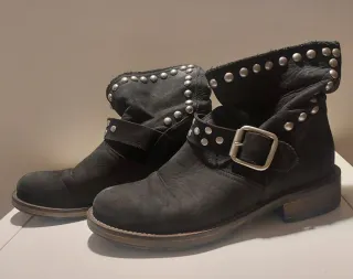 Stivaletti donna neri borchiati