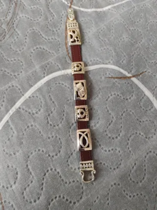Pulsera de cuero y plata con símbolos