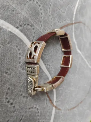 Pulsera de cuero y plata con símbolos