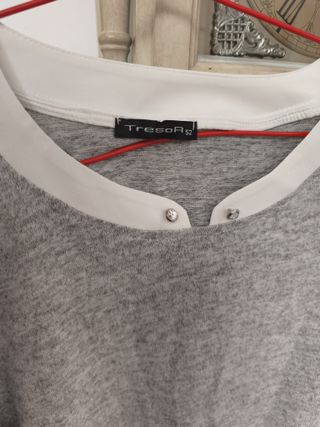 Camiseta gris y blanca Tresor