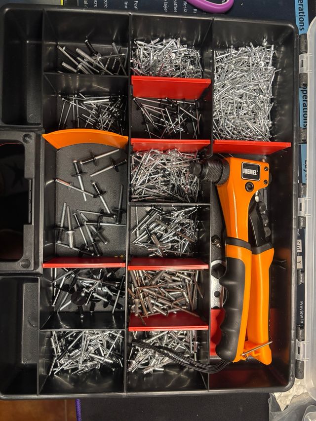 Remachadora y remaches