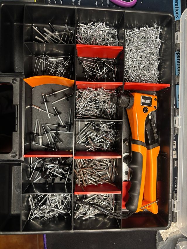 Remachadora y remaches