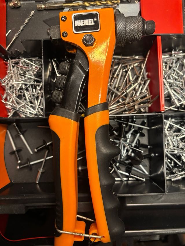 Remachadora y remaches