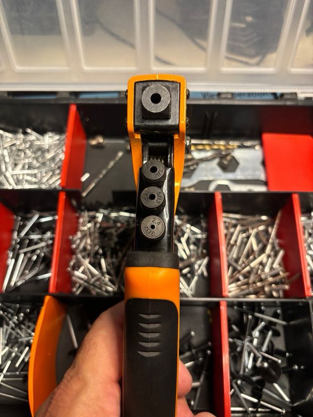 Remachadora y remaches