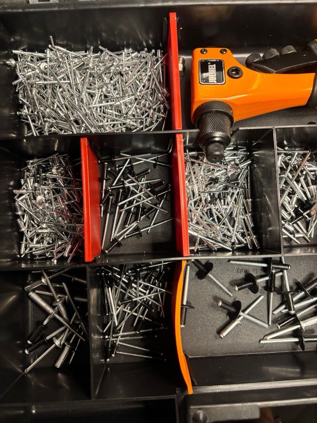 Remachadora y remaches