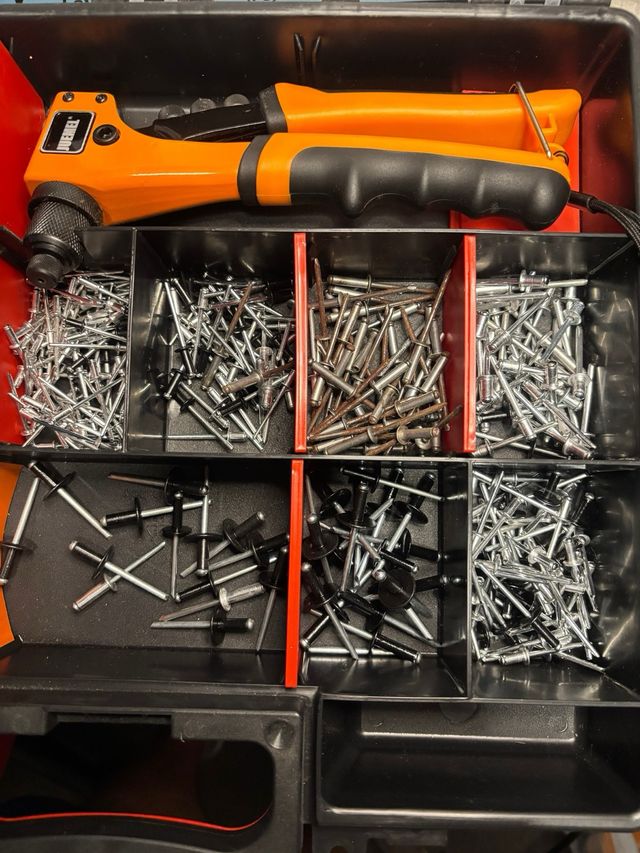 Remachadora y remaches