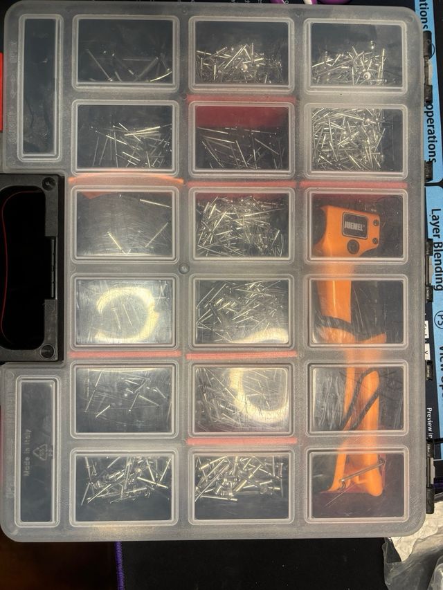 Remachadora y remaches