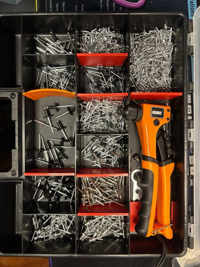 Remachadora y remaches