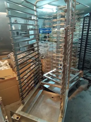 Carro porta bandejas industrial