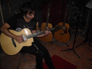 Se dan clases de guitarra en estudio Barcelona.