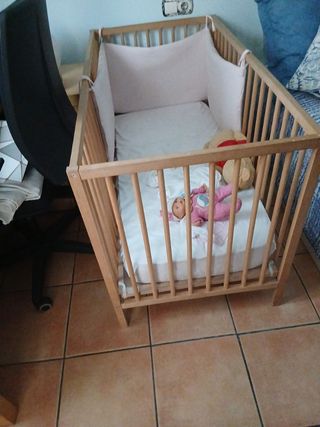 Cuna de madera para bebé