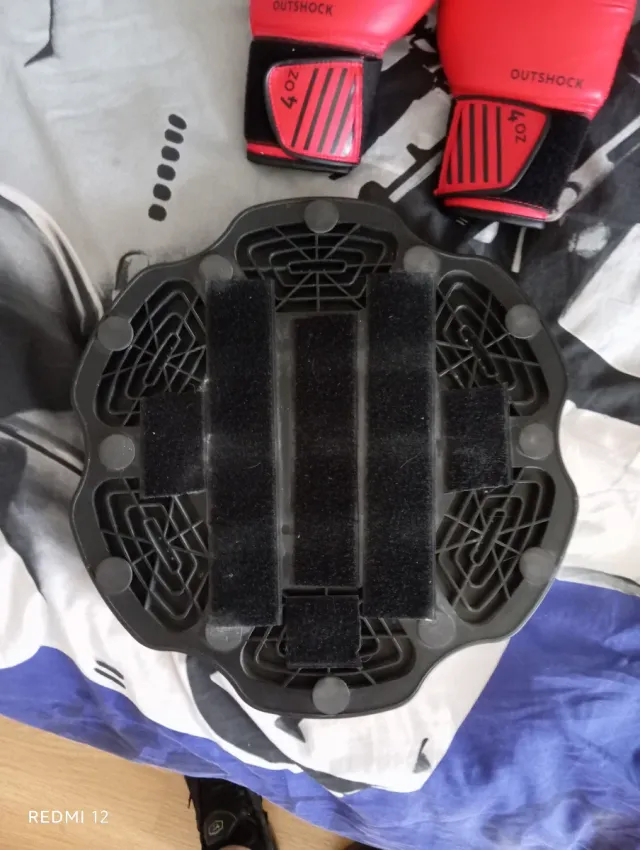 Luvas de boxe e máquina de boxe