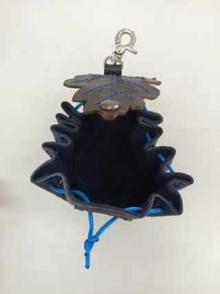 Monedero de cuero con hoja bordada