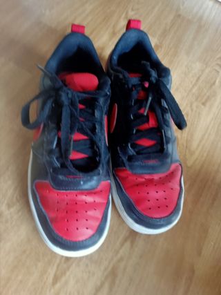 Deportivas Nike Negras y Rojas
