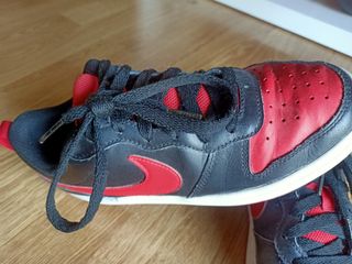 Deportivas Nike Negras y Rojas
