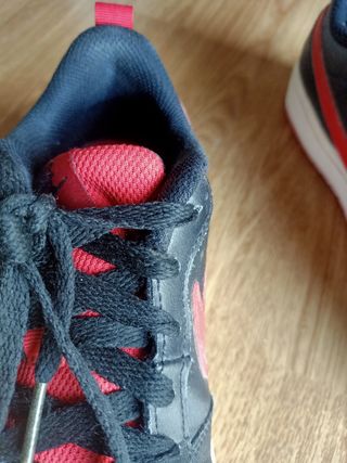 Deportivas Nike Negras y Rojas
