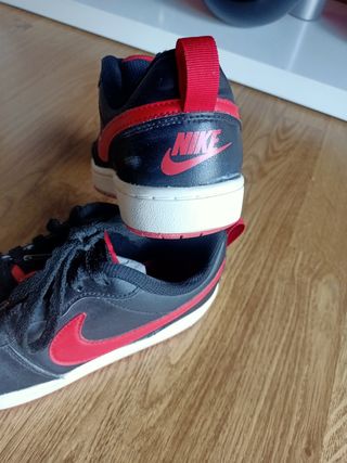 Deportivas Nike Negras y Rojas
