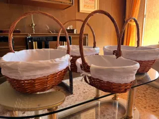 Cesta de mimbre con forro de tela.