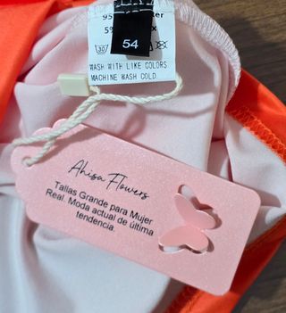 Blusa sin mangas naranja con detalle floral.