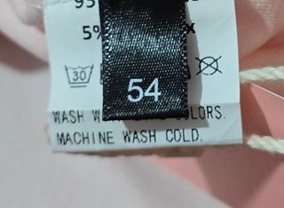 Blusa sin mangas naranja con detalle floral.