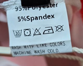 Blusa sin mangas naranja con detalle floral.