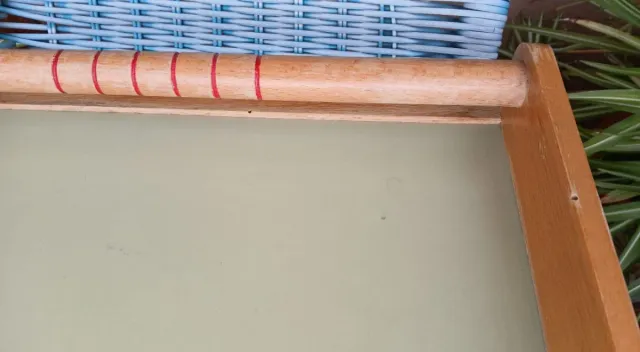 Vassoio in legno e formica.  Progettato da: CARLOS RIART.