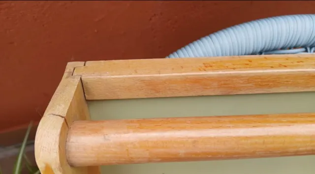 Vassoio in legno e formica.  Progettato da: CARLOS RIART.