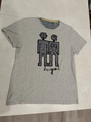 Camiseta Desigual gris con estampado