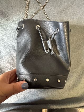 Borsa a secchiello nera con borchie