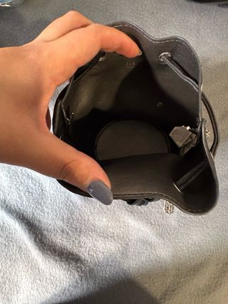 Borsa a secchiello nera con borchie