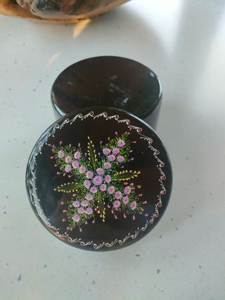 Portagioie vintage in legno decorata finemente