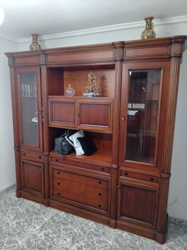 Mueble aparador de madera y cristal