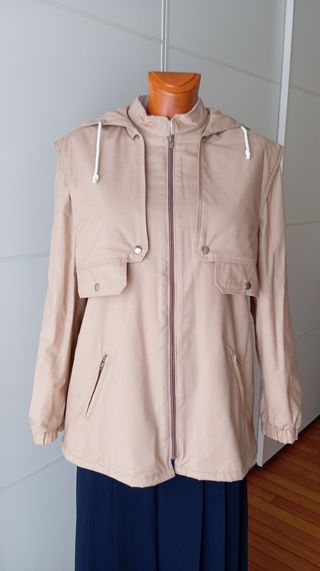 Chaqueta beige vintage con capucha.