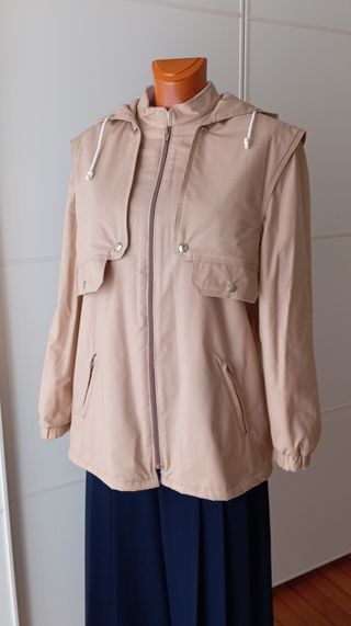 Chaqueta beige vintage con capucha.