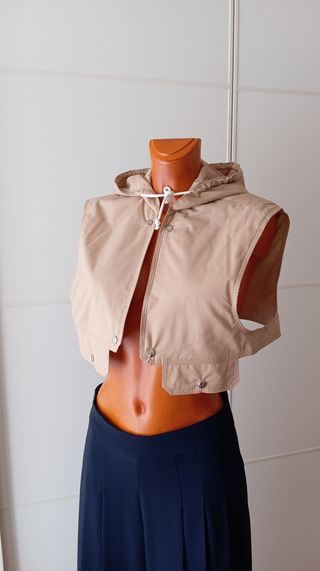 Chaqueta beige vintage con capucha.