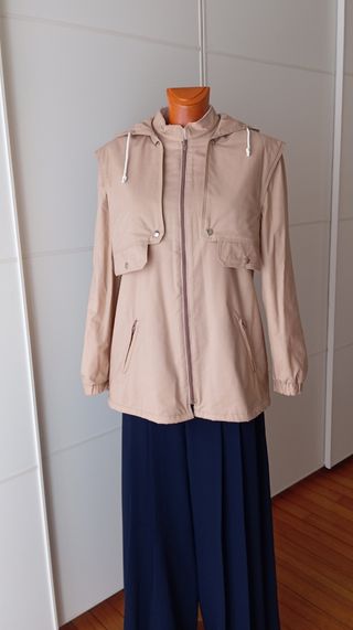 Chaqueta beige vintage con capucha.