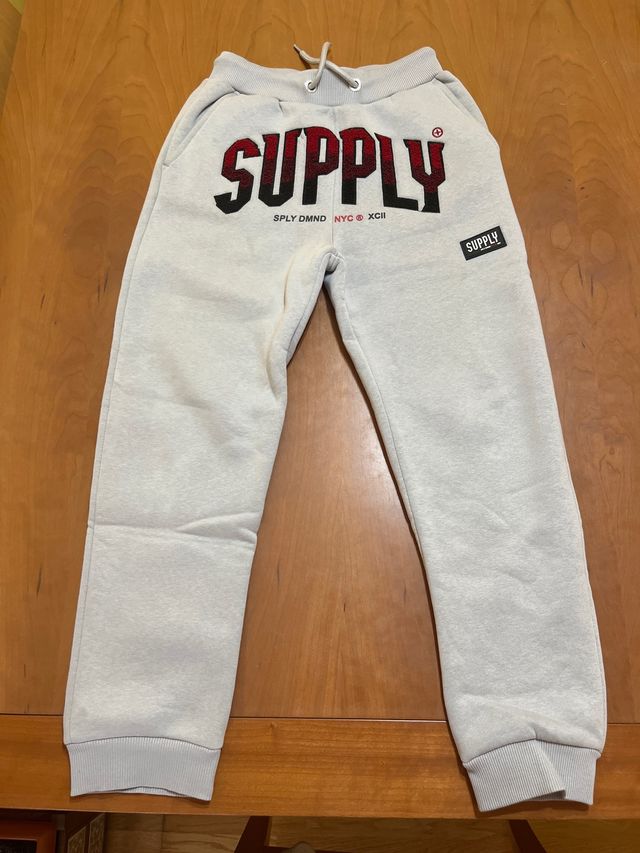 Pantalón SUPPLY gris y rojo