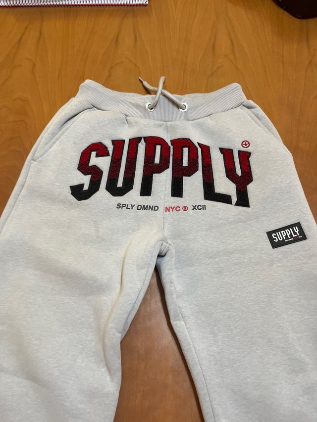 Pantalón SUPPLY gris y rojo