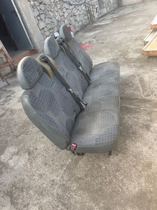 Asiento trasero de coche gris