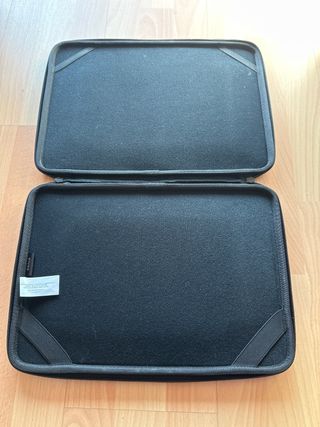 Funda negra rígida para portátiles 13-14”