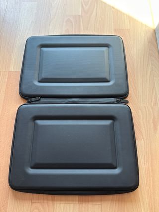Funda negra rígida para portátiles 13-14”
