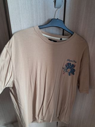 Camiseta C&A básica marrón con estampado floral