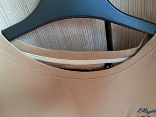 Camiseta C&A básica marrón con estampado floral