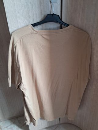 Camiseta C&A básica marrón con estampado floral