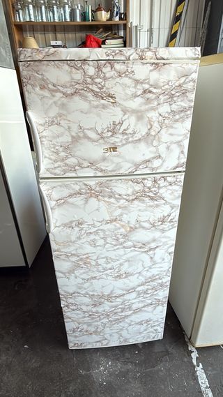 Nevera de dos puertas con diseño mármol