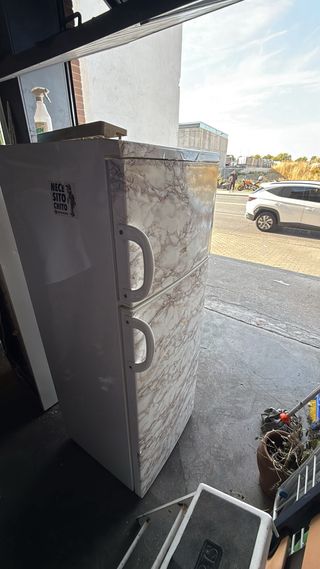 Nevera de dos puertas con diseño mármol