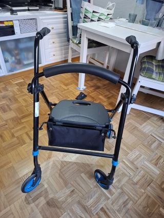 Andador con asiento y cesta