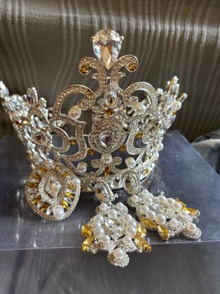 Corona, pendientes y anillo de novia